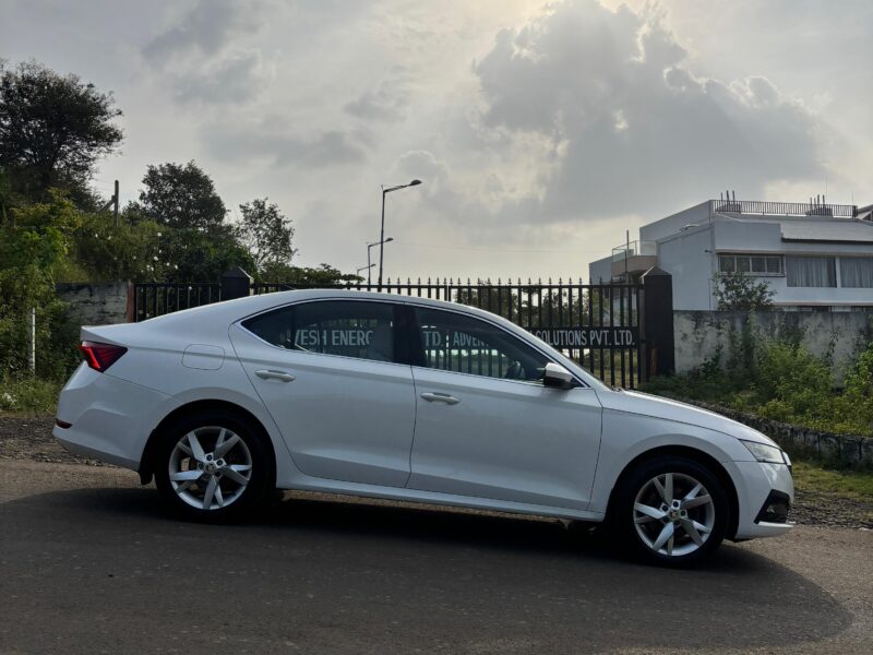 '22 Skoda Octavia Style 2.0 TSI.